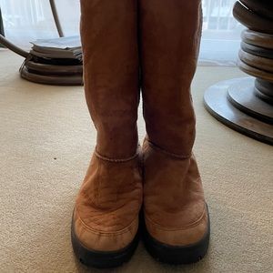 Great condition. Ugg with thick rubber sole.